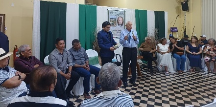 Salão com pessoas sentadas O conteúdo gerado por IA pode estar incorreto.