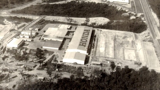 Foto preta e branca de uma cidade
O conteúdo gerado por IA pode estar incorreto.