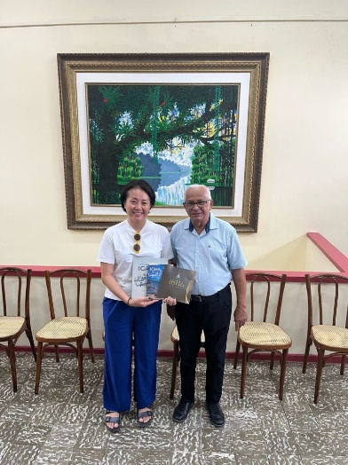 Pessoas posando para foto em frente a mesa O conteúdo gerado por IA pode estar incorreto.