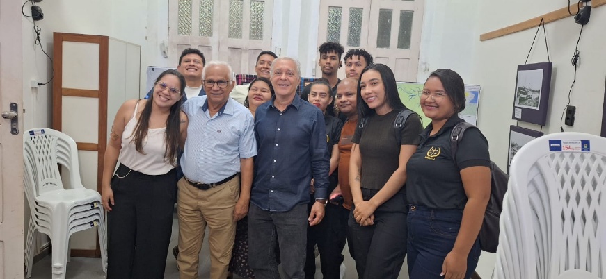 Grupo de pessoas posando para foto com parede ao fundo

O conteúdo gerado por IA pode estar incorreto.