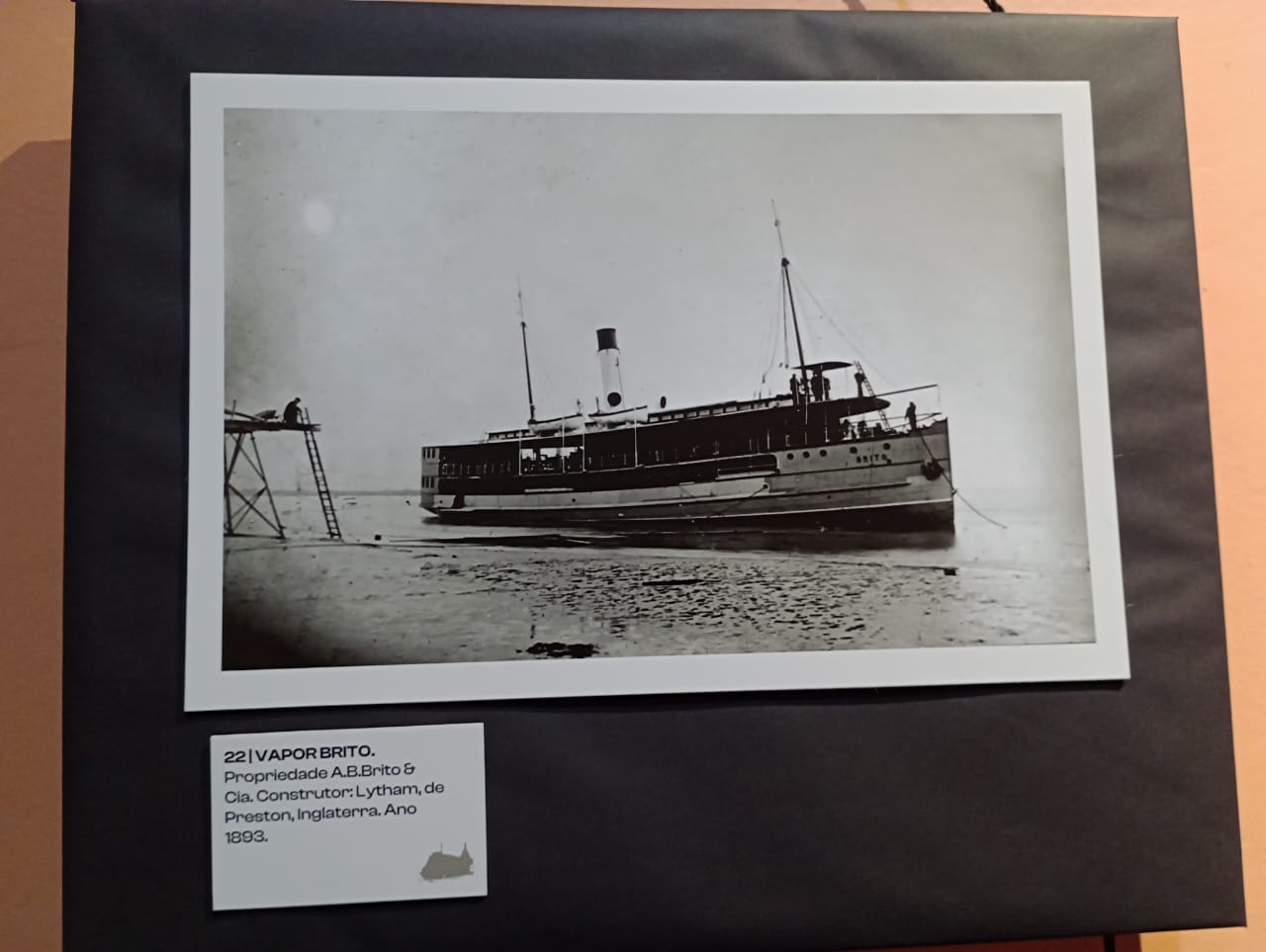 Mesa com livros em cima

O conteúdo gerado por IA pode estar incorreto.