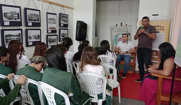 Pessoas sentadas em uma sala

O conteúdo gerado por IA pode estar incorreto.