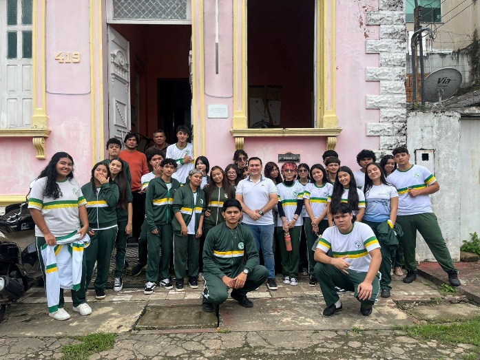 Pode ser uma imagem de uma ou mais pessoas