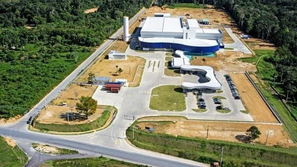 Vista aérea de unidade industrial em Manaus cercada de floresta