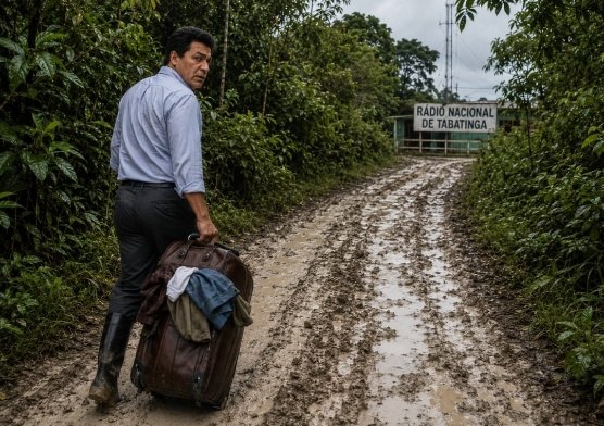 Ilustração de homem de bota arrastando uma mala por estrada de barro rumo à placa da Rádio Nacional de Tabatinga