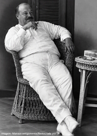 Retrato em preto e branco do médico Wolferstan Thomas, de terno branco, sentado em cadeira de vime