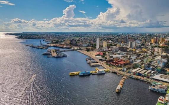 Vista aérea do porto de Manaus com embarcações atracadas e a cidade ao fundo