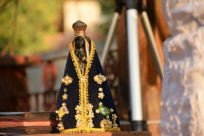 Imagem de Nossa Senhora Aparecida com manto azul bordado