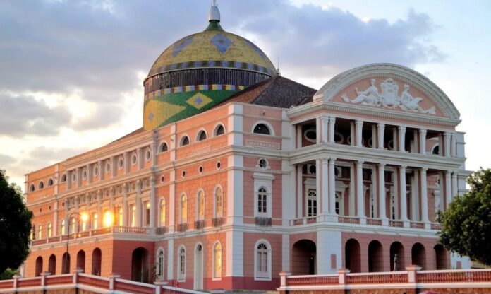 Fachada do Teatro Amazonas, em Manaus, ao entardecer